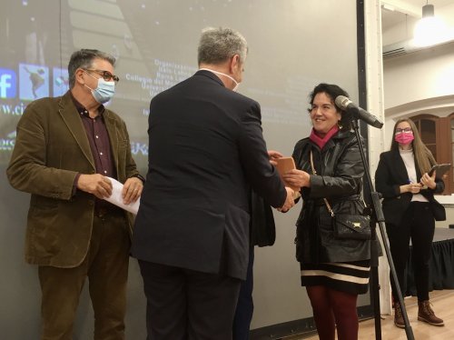 Alessandro De Pol, Console del Cile, conferisce il Premio a Tatiana Gaviola